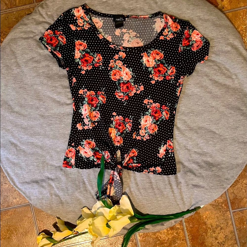 🌸 5/$20 Knotted floral top